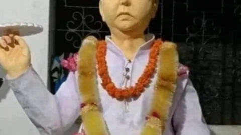 बिहार: कृष्ण अवतार में नजर आये लालू यादव, तेजप्रताप ने शेयर की हाथ में चक्र वाली फोटो