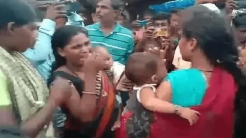 सिमडेगा: बानावीरा बाजार उग्र भीड़ ने दो महिला चोरों को पीटा ,बाल काटे