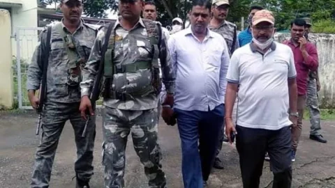 रामगढ़: मांडू बीडीओ विनय कुमार 45 हजार घूस लेते अरेस्ट, एसीबी ने की कार्रवाई 