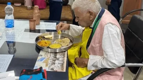 छत्तीसगढ़: पुलिस स्टेशन में इंस्पेक्टर की टेबल पर खाना खाते दिखे CM भूपेश बघेल के पिता, सोशल मीडिया पर तरह-तरह की बातें