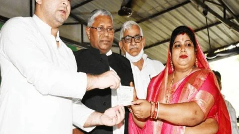 बिहार: बड़ी संख्या में नेताओं ने थामा लालू प्रसाद के आरजेडी का दामन