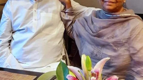 नाती के बर्थ-डे पर दिल्ली में रोमांटिक अंदाज में दिखे लालू-राबड़ी, मीसा भारती के घर दिखा हंसता चेहरा