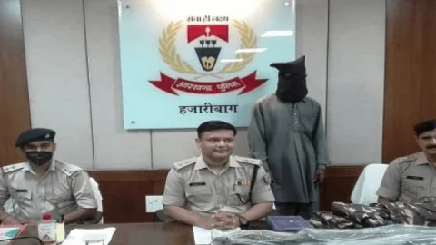 हजारीबाग: नक्सलियों के लिए लाखों रुपये लेवी वसूलने का आरोपी अरेस्ट, आर्म्स, वर्दी, मोबाइल बरामद    