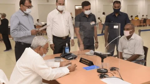 बिहार: CM के जनता दरबार में फरियादी ने की कंपलेन ,घूस मांगते हैं अफसर, नीतीश बोले- नाम बताओ  एक्शन होगा