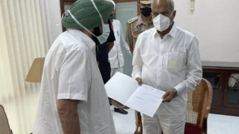 पंजाब: सीएम कैप्टन अमरिंदर सिंह ने गवर्नर को सौपा इस्तीफा, शाम को कांग्रेस विधायक दल की बैठक