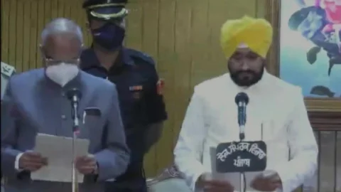 पंजाब: चरणजीत चन्नी सीएम पद की शपथ ली, रंधावा और सोनी बने डिप्टी सीएम