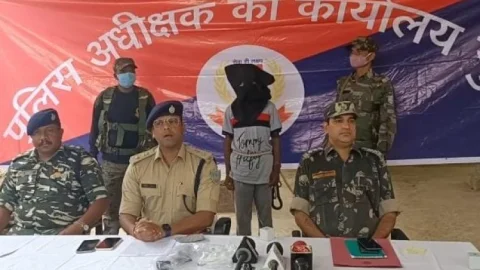 झारखंड: गुमला में एक लाख का इनामी नक्सली अरेस्ट, आईइडी बम बनाने का सामान बरामद