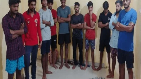 धनबाद: बेकारबांध में काल सेंटर में पुलिस की रेड, आंध्र प्रदेश के 13 युवक पकड़ाये