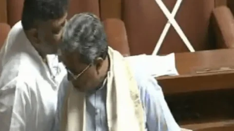 कर्नाटक: विधानसभा में भाषण के वक्त खुल गयी एक्स सीएम सिद्धारमैया की धोती, शिवकुमार ने बताया तो कस लिया