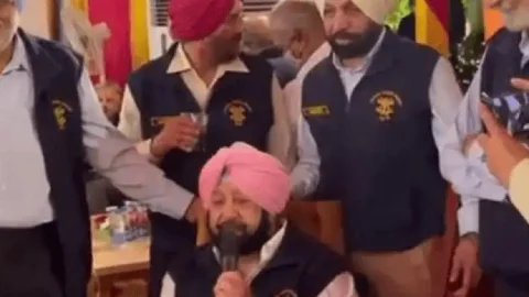 पंजाब: सीएम की कुर्सी छोड़ने के  बाद कूल हैं कैप्टन अमरिंदर, फौजी दोस्तों को गाने सुना लूटी महफिल