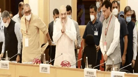 नई दिल्ली: साल में नक्सलवाद का खात्मा, फंडिंग रोकने और फ्रंटल आर्गेनाइजेशन पर कसेगा शिकंजा 