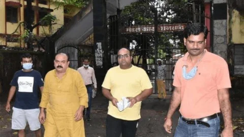 धनबाद: हाई कोर्ट बेल के बाद जेल से पुत्र के साथ निकले कोलकता का व्यवसायी अनिल गोयल