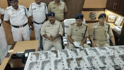 पश्चिम बंगाल: कुल्टी डिसरगढ़ में इलिगल आर्म्स फैक्ट्री का खुलासा, सात फिनिश्ड और 20 अनफिनिश्ड पिस्टल बरामद