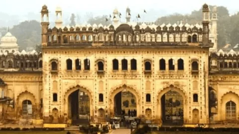 उत्तर प्रदेश : लखनऊ के बड़ा इमामबाड़ा में शॉर्ट स्कर्ट, बिना सिर ढके लड़कियों की एंट्री नहीं