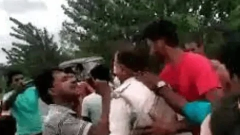 सीतामढ़ी: नानपुर में मुखिया समर्थकों ने पुलिस को दौड़ा-दौड़ाकर पीटा 