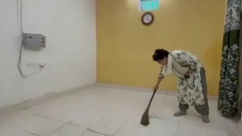 उत्तर प्रदेश: पुलिस कस्टडी के दौरान सीतापुर गेस्ट हाउस में झाड़ू लगाती नजर आईं प्रियंका गांधी, Video Viral