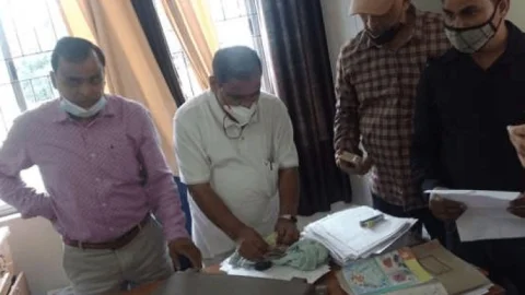 चतरा : ACB की टीम ने एसडीओ के स्टोनो 25 हजार रुपये स्टेनो को घूस लेते किया अरेस्ट