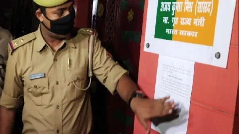 लखीमपुर खीरी हिंसा मामला: केंद्रीय गृह राज्य मंत्री के घर नोटिस चस्पा, पुलिस ने बेटे आशीष मिश्र को 10 बजे बुलाया 