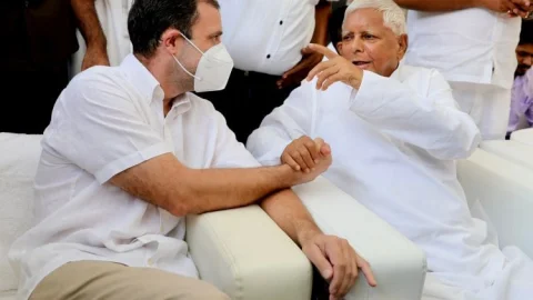 नई दिल्ली: राम विलास पासवान की पुण्यतिथि कार्यक्रम में लालू यादव व राहुल गांधी में हुई दिल की बात