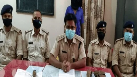 खूंटी : कर्रा में नाबालिग समेत पीएलएफआइ के दो उग्रवादी अरेस्ट, एक देशी बंदूक व 25 गोली बरामद