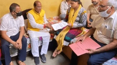 कानपुर: प्रोपर्टी डीलर मनीष गुप्ता की 13 वीं संस्कार पर वाइफ को सौंपा केडीए में ओएसडी का ज्वाइनिंग लेटर