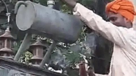 बिहार: छपरा में बिजली डिपार्टमेंट के स्टाफ का टोटका, ट्रांसफार्मर पर चढ़ाई शराब तो आई बिजली