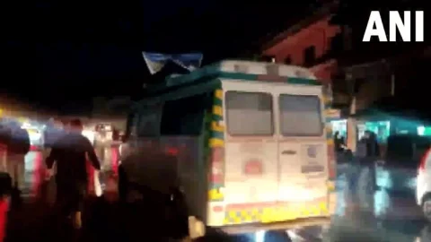जम्मू और कश्मीर: आतंकियों ने घर में घुसकर तीन बिहारी मजदूरों को मारी गोली, दो की मौत