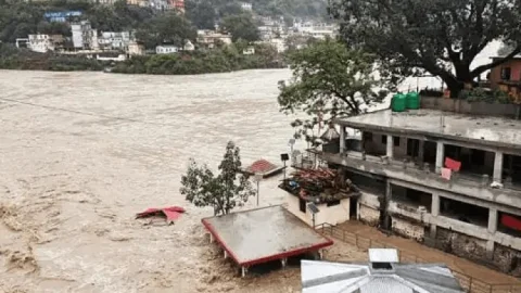उत्तराखंड: कुमाऊं में भारी बारिश से तबाही, 40 की मौत, नौ लापता, रोड तक पहुंचा नैनी झील का पानी