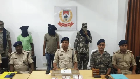 लातेहार: नक्सली संगठन JJMP दो  नक्सली अरेस्ट, कट्टा और गोली बरामद