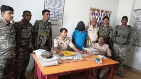 पलामू:  नौडीहा बाजार से एके 47 के साथ टीएसपीसी उग्रवादी अरेस्ट 