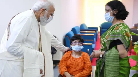 देश में 100 करोड़ कोरोना वैक्सीन डोज का टारगेट हासिल, पीएम मोदी बोले- सभी को मिलकर कोरोना को हराना होगा
