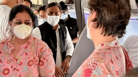दिल्ली से लखनऊ आ रही फ्लाइट में आमने-सामने हुए अखिलेश यादव और प्रियंका गांधी वाड्रा, मुलाकात,बातचीत