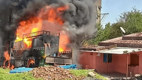 रांची: हटिया रेलवे क्रॉसिंग के समीप बोरिंग करने वाली गाड़ी में लगी आग, एक-एक कर सात धमाके