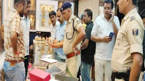 बिहार: हाजीपुर आदित्य ज्वेलर्स में एक करोड़ से अधिक की लूट, CCTV का डीवीआर भी ले गये बदमाश