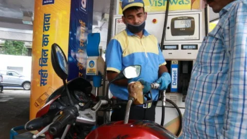 18 महीने में 36 रुपये महंगा हो गया पेट्रोल, डीजल 26.58 रुपये महंगा, कांग्रेस ने किया 15 दिन आंदोलन का ऐलान 