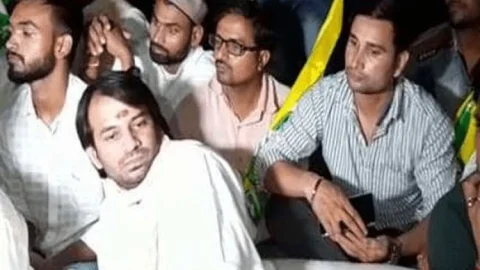 पटना:  तेजप्रताप अपने घर के बाहर धरने पर बैठे, बोले-तेजस्वी को नहीं बनने देंगे CM, लालू-राबड़ी पहुंचकर मनाया
