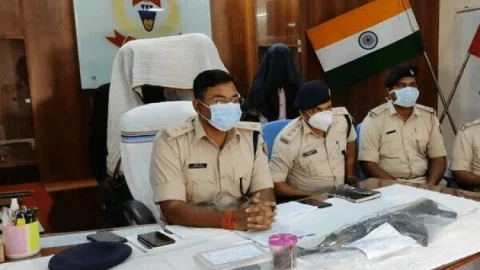 चतरा : AK-47 के साथ टीपीसी एरिया कमांडर समेत के तीन उग्रवादी अरेस्ट 