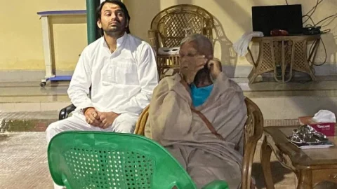 बिहार: लालू यादव ने बेटे तेज प्रताप को मनाया, पार्टी पोस्टर में भी दी एंट्री, मां-पिता के साथ की फोटो शेयर