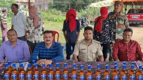 दुमका: हंसडीहा में श्रीहरि बस से विदेशी शराब जब्त, पुलिस ने तीन इंटर स्टेट तस्कर को किया अरेस्ट