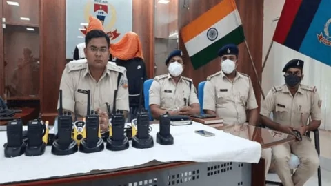 चतरा: टीएसपीसी के दो मेंबर को पुलिस ने किया अरेस्ट,13 वॉकी टॉकी व अन्य सामान बरामद