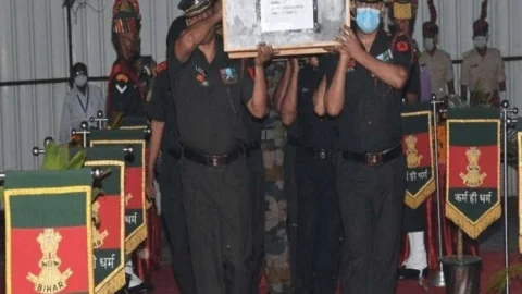 स्पेशल विमान से पटना पहुंचा शहीद लेफ्टिनेंट ऋषि का पार्थिव शरीर, गिरिराज समेत कई नेताओं ने दी श्रद्धांजलि