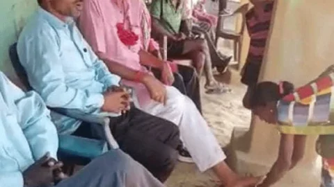 बिहार: जमुई में के एक नव निर्वाचित मुखिया ने आदिवासी महिला से धुलवाया पैर, सोशल मीडिया पर वीडियो वायरल 