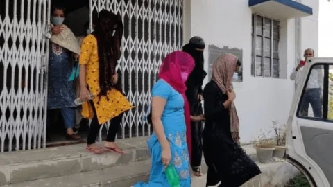 गिरिडीह:बाल गृह बालिका सील, लड़कियों पर जुल्म, नहीं देते थे भरपेट भोजन, प्रताड़ना,संचालिका व बेटा फरार