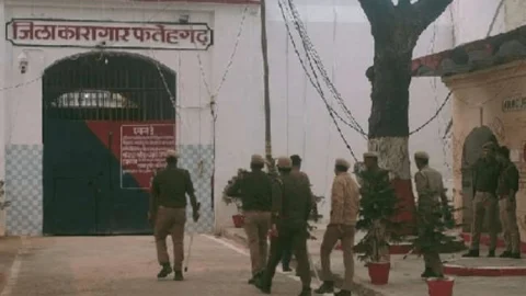 उत्तर प्रदेश: फतेहगढ़ जेल में कैदियों का बवाल, हॉस्पीटल फूंका, पुलिस फायरिंग, बंदी व पुलिसकर्मी जख्मी