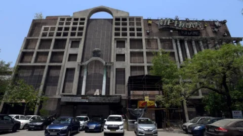 नई दिल्ली: उपहार सिनेमा अग्निकांड: सुबूतों से छेड़छाड़ के दोषी अंसल बंधुओं को सात-सात साल की सजा