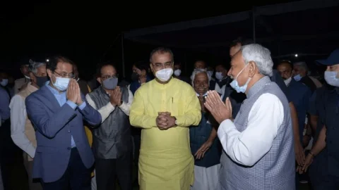 बिहार: CM आवास में छठ पूजा का आयोजन, खरना प्रसाद खाने पहुंचे एनडीए लीडर्स व सीनीयरअफसर