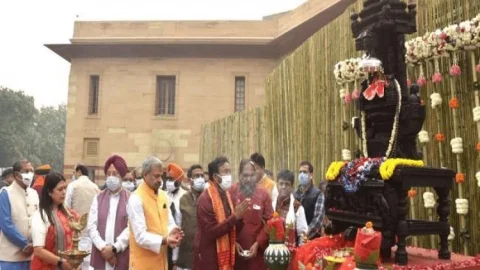 100 साल पहले चोरी हुई मां अन्नपूर्णा की मूर्ति कनाडा से आयी भारत, 15 नवंबर को काशी विश्वनाथ मंदिर में की जायेगी स्थापित