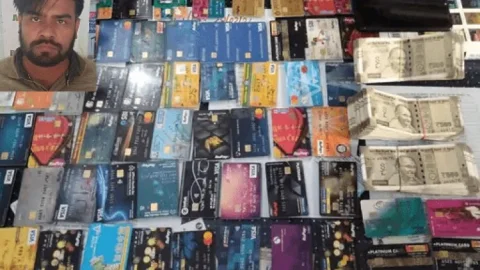पटना : कुख्यात साइबर क्रिमिनल मुन्ना अरेस्ट, 60 ATM, 1.5 लाख कैश जब्त, बाइपास में बना रहा तीन मंजिल घर