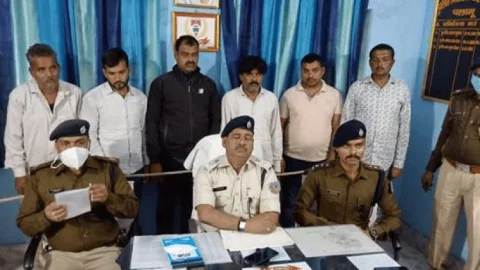 पलामू: रंगदारी वसूलते डब्ल्यू सिंह गैंग के छह गुर्गे अरेस्ट, पुलिस ने कमर में रस्सा बांधकर टाउन में घुमाया
