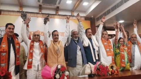 उत्तर प्रदेश:समाजवादी पार्टी के चार MLC बीजेपी में शामिल, विधानसभा चुनाव से पहले अखिलेश को बड़ा झटका